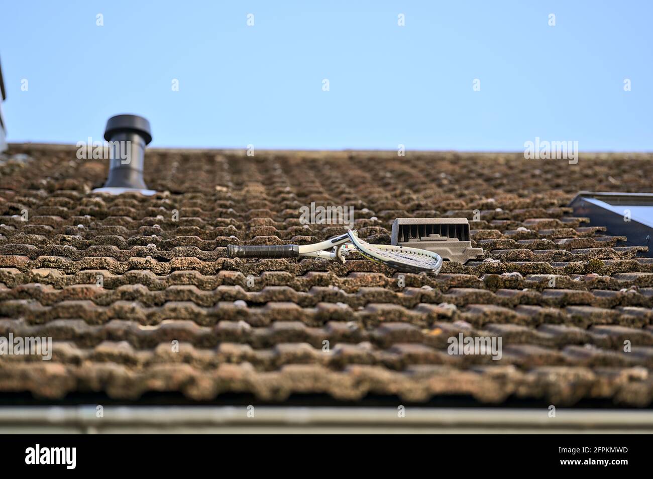 Raquette de tennis cassée sur un toit en céramique ou en béton de maison typiquement irlandaise à Herbert Park, Dublin, Irlande. Mise au point douce et sélective Banque D'Images