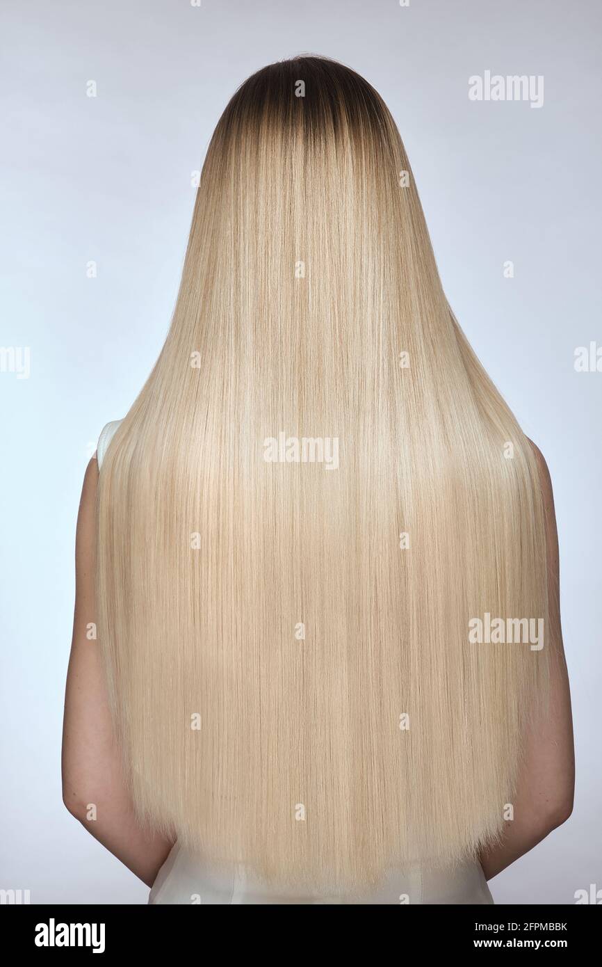Gros plan sur des cheveux blond lisses et brillants, vue arrière Banque D'Images