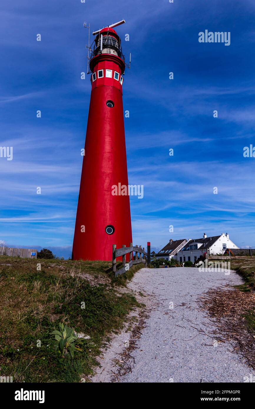 Phare et cottages sur l'île Schiermonnikoog, pays-Bas, en été Banque D'Images