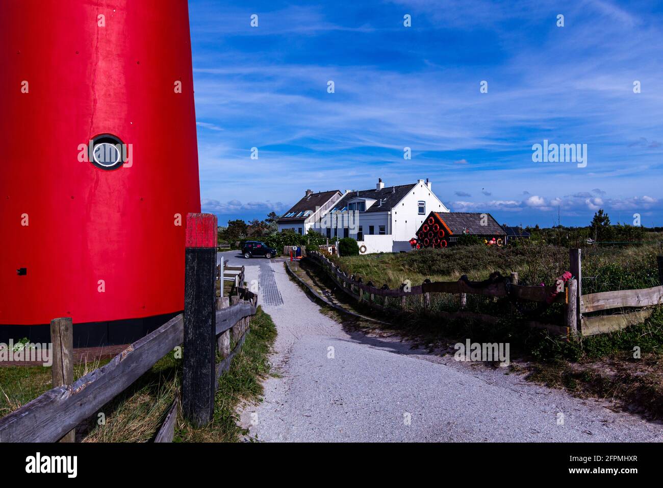 Phare et cottages sur l'île Schiermonnikoog, pays-Bas, en été Banque D'Images