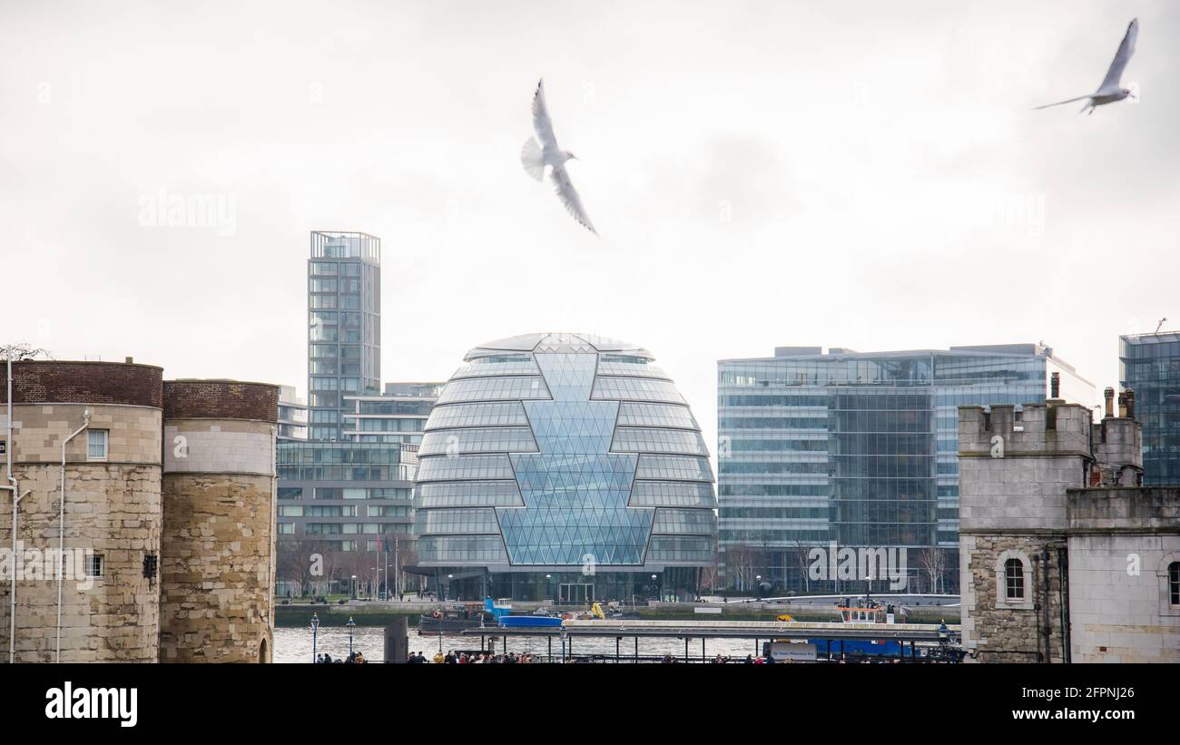 Londres, Royaume-Uni - 27 janvier 2017 : vue unique de l'hôtel de ville de Londres avec des oiseaux volant en premier plan. Banque D'Images