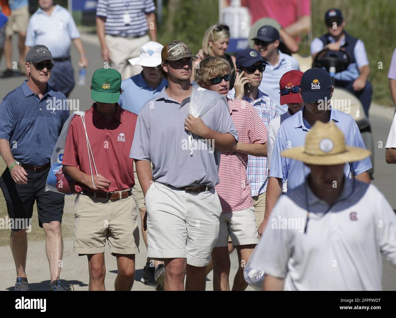 Kiawah Island, États-Unis. 20 mai 2021. Les spectateurs marchent sur un sentier lors du premier tour du 103e championnat PGA au Kiawah Island Golf Resort Ocean course sur Kiawah Island, Caroline du Sud, le jeudi 20 mai 2021. Photo de John Angelillo/UPI crédit: UPI/Alay Live News Banque D'Images