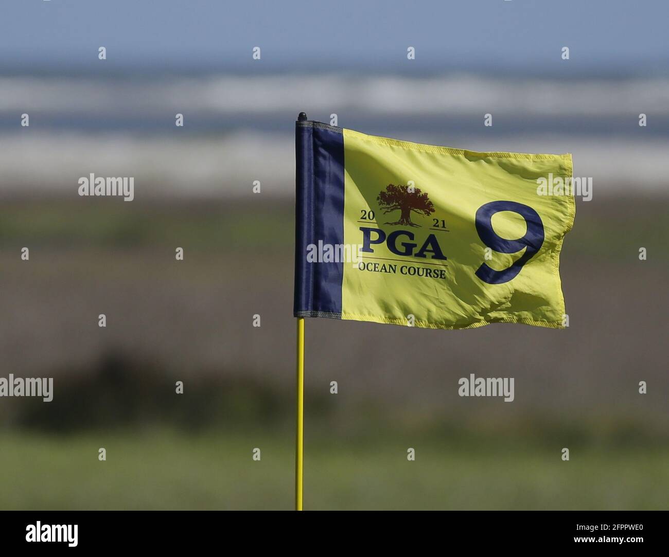 Kiawah Island, États-Unis. 20 mai 2021. Le drapeau du 9e trou se déplace avec le vent lors du premier tour du 103e championnat PGA au Kiawah Island Golf Resort Ocean course sur Kiawah Island, Caroline du Sud, le jeudi 20 mai 2021. Photo de John Angelillo/UPI crédit: UPI/Alay Live News Banque D'Images