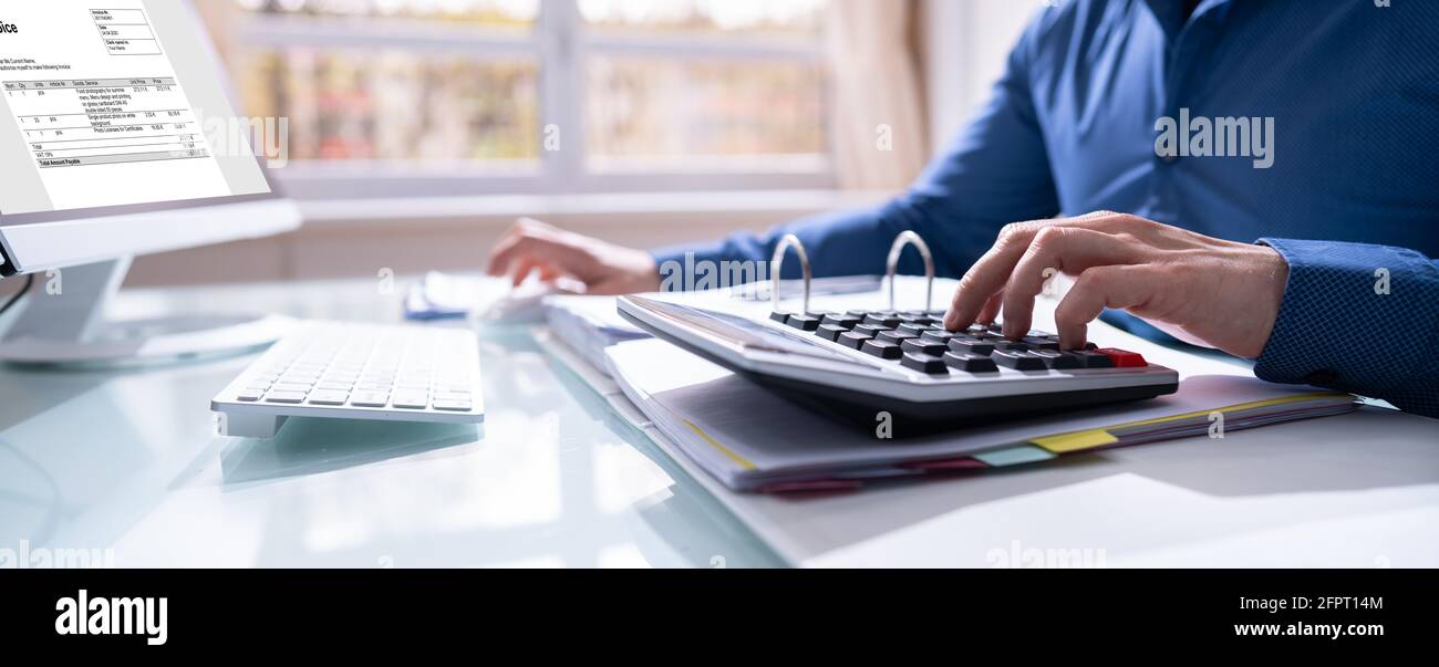 Comptabilité financière. Homme utilisant le calculateur pour le calcul de la facture de taxe Banque D'Images