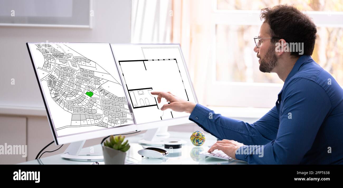 Développeur regardant la carte de terrain et le plan de cadastre Banque D'Images