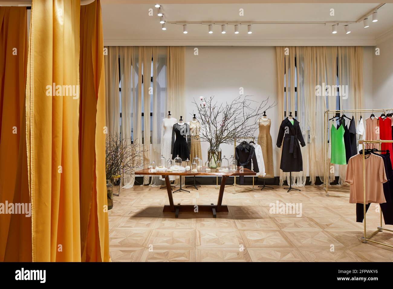 Intérieur du magasin. Maison Rabih Kayrouz Boutique, Londres, Royaume-Uni. Architecte: n/a, 2020. Banque D'Images