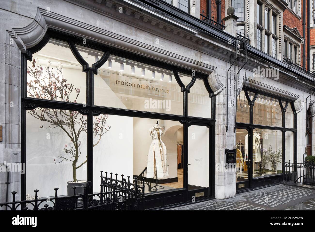 Avant du magasin. Maison Rabih Kayrouz Boutique, Londres, Royaume-Uni. Architecte: n/a, 2020. Banque D'Images