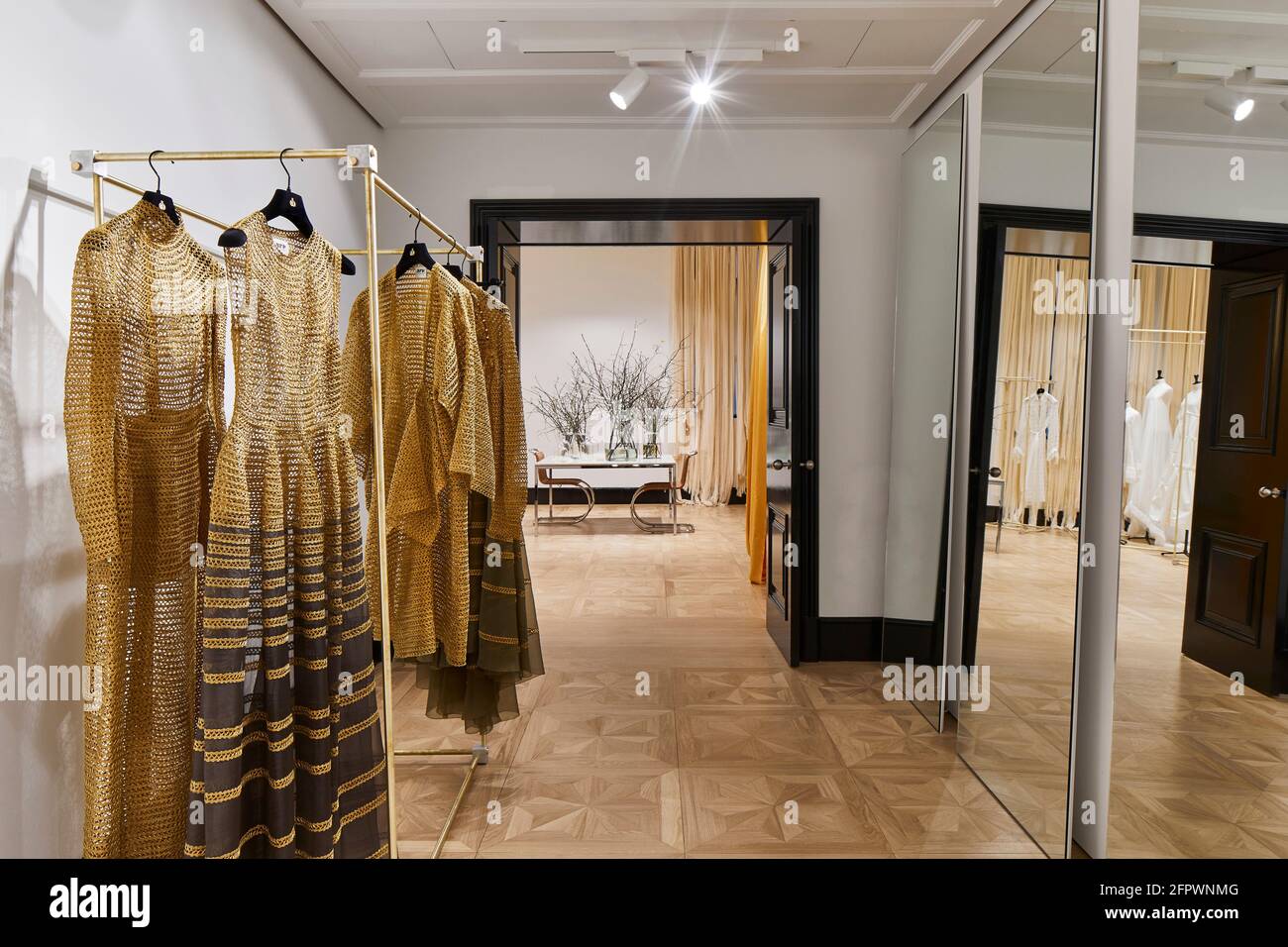 Intérieur du magasin. Maison Rabih Kayrouz Boutique, Londres, Royaume-Uni. Architecte: n/a, 2020. Banque D'Images