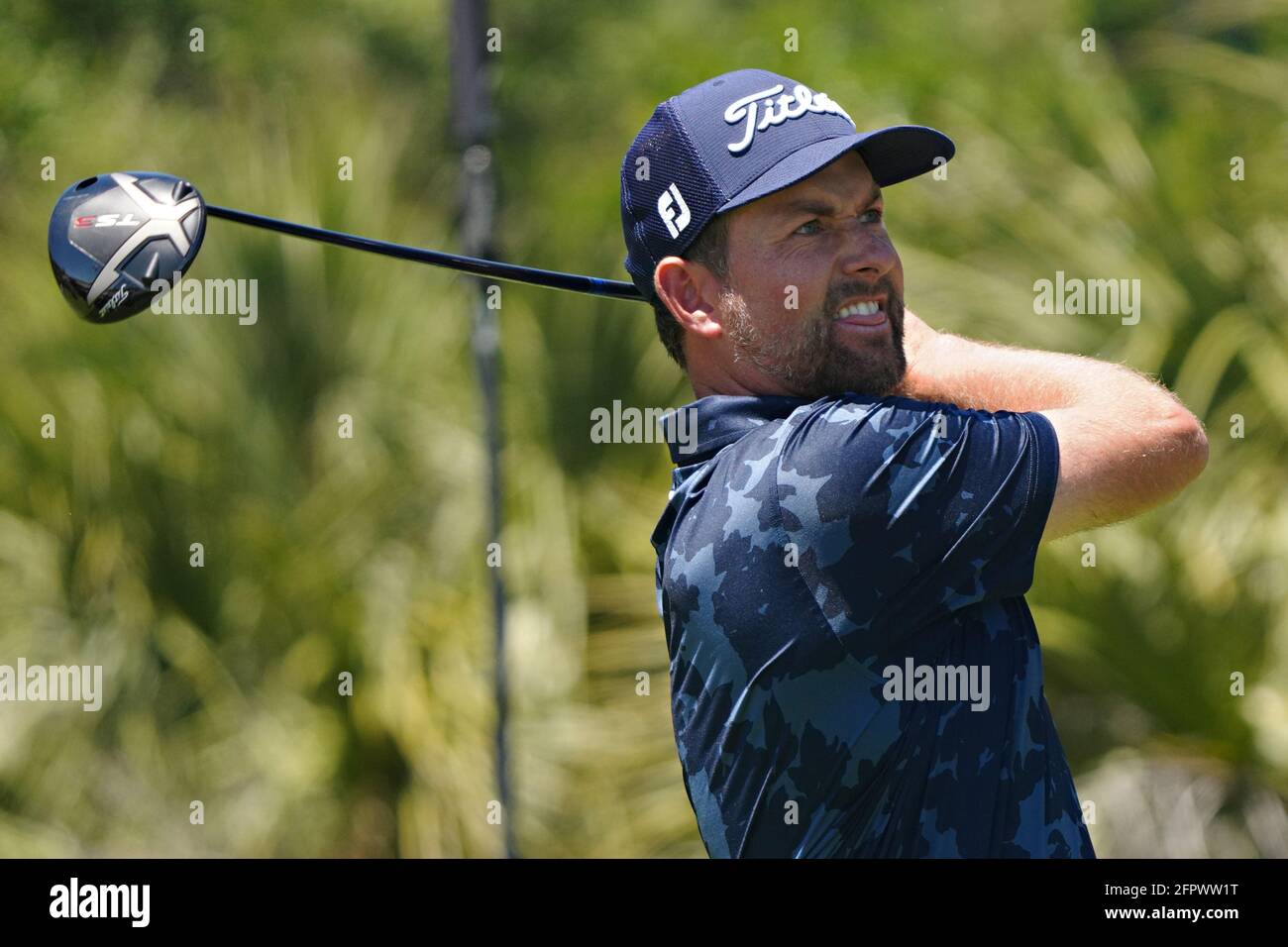 Kiawah Island, États-Unis. 20 mai 2021. Webb Simpson regarde le deuxième trou lors du premier tour du 103e championnat PGA au Kiawah Island Golf Resort Ocean course sur Kiawah Island, Caroline du Sud, le jeudi 20 mai 2021. Photo de Richard Ellis/UPI crédit: UPI/Alay Live News Banque D'Images