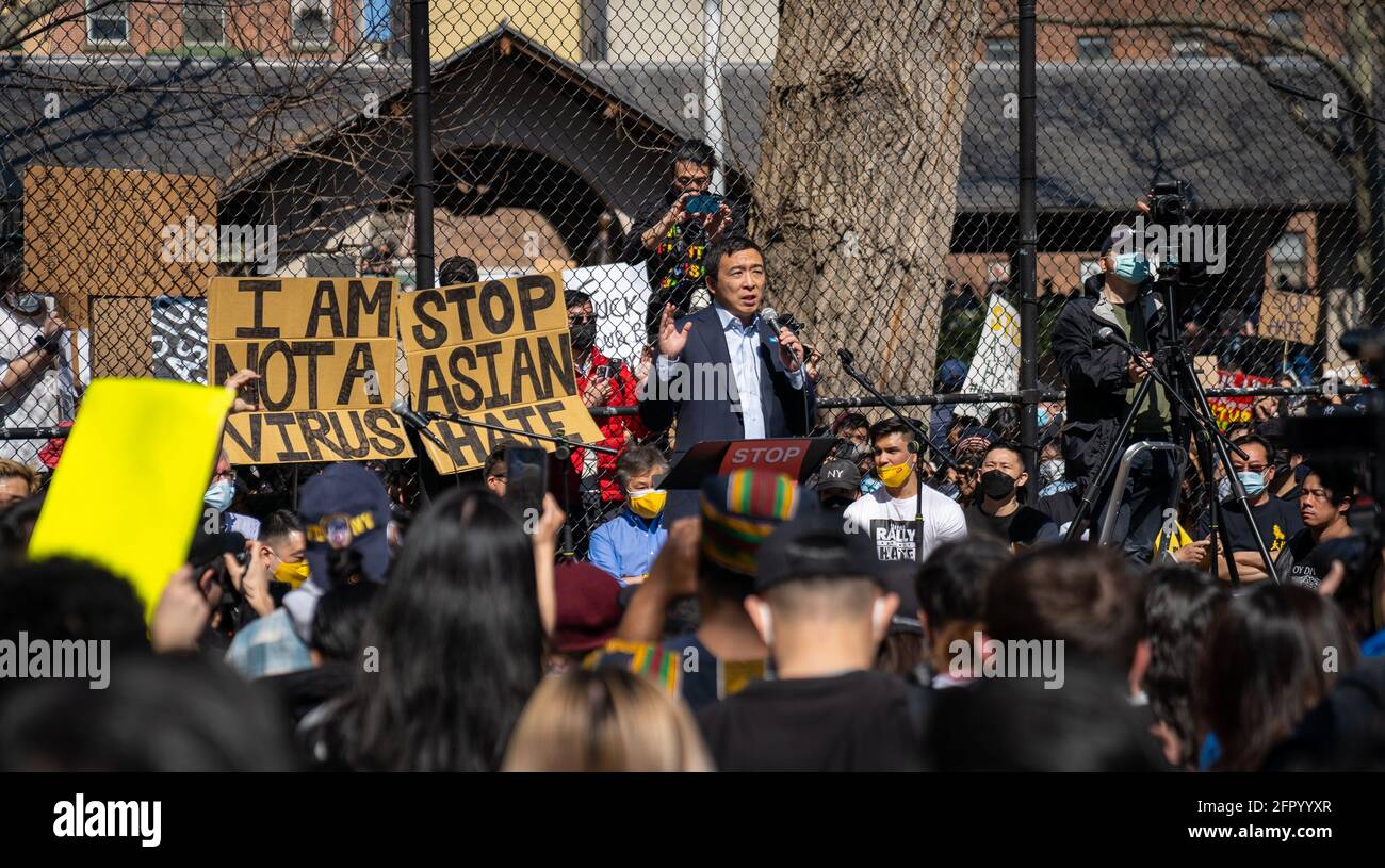 Andrew Yang parlant au rassemblement de haine Stop Asian à Columbus Park, Chinatown, New York. Signe de xénophobie Banque D'Images