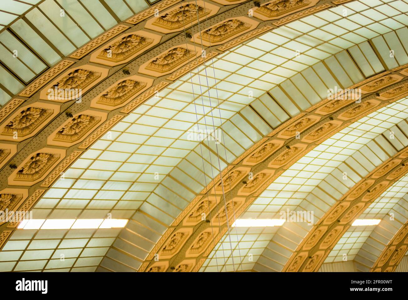 Paris, France - 3 février 2017 : photo détaillée des arches à motifs vert sauge et or à l'intérieur d'un musée parisien. Banque D'Images