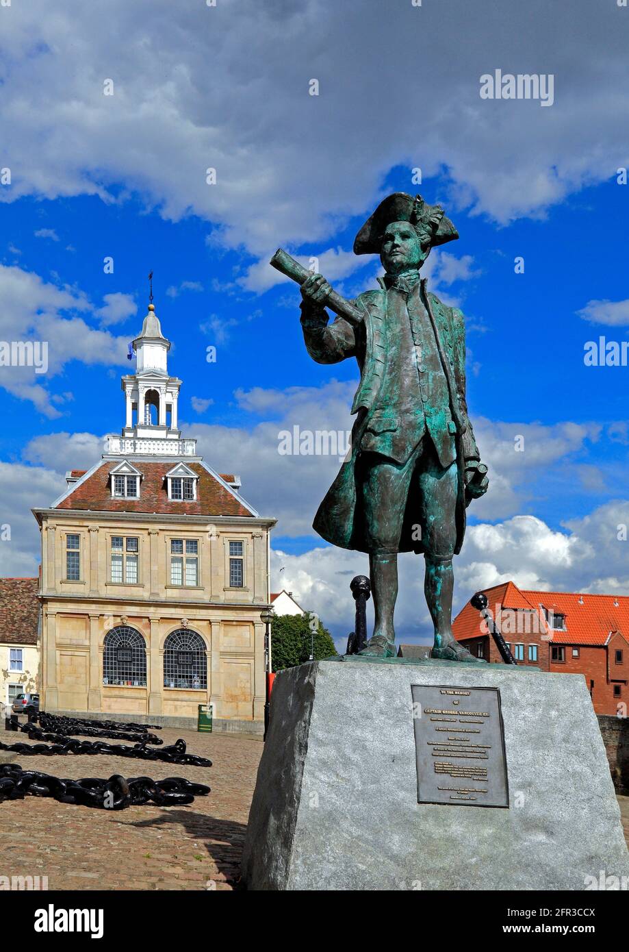 Capitaine George Vancouver, statue, Customs House, Custom, Kings Lynn, Norfolk, Angleterre, Royaume-Uni Banque D'Images