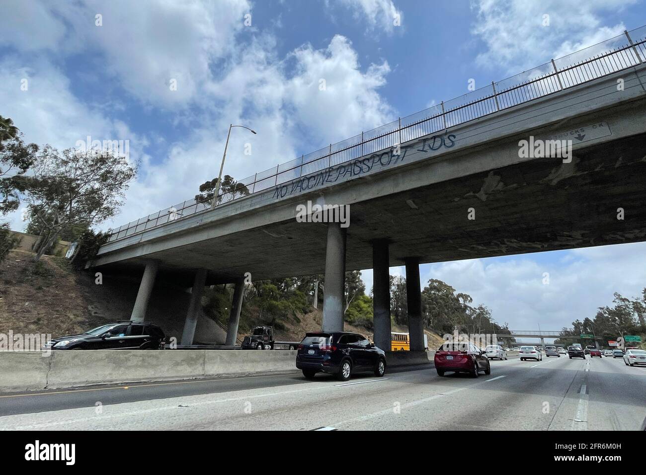 Aucun passeport vaccinal n'est inscrit sur un passage supérieur de l'autoroute Interstate 10, jeudi 20 mai 2021, à Los Angeles. Banque D'Images