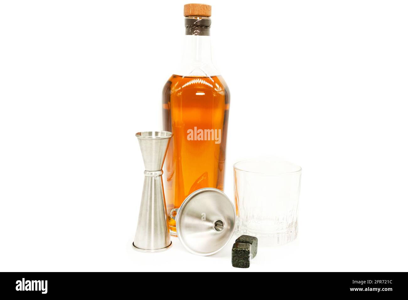 mesurez la tasse et l'entonnoir en verre et en pierres usagés pendant Serveurs Whiskey outils prêts à boire Banque D'Images