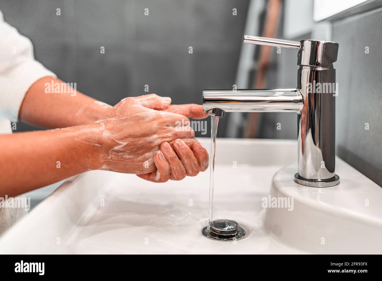 Lavage des mains femme hygiène des mains nettoyage avec du savon comme corona prévention des virus Banque D'Images