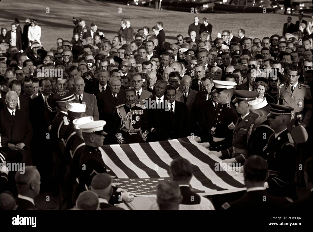 ST-C422-87-63 25 novembre 1963 Service de sépulture pour le Président John F. Kennedy au cimetière national d'Arlington avec des pallbearers portant le drapeau; le général Charles de Gaulle; Ludwig Erhard; l'empereur Haile Selassie; la reine Frederica; le roi Baudoin et d'autres boureurs. Veuillez indiquer « Cecil Stoughton ». Photos de la Maison Blanche. John F. Kennedy Presidential Library and Museum, Boston Banque D'Images