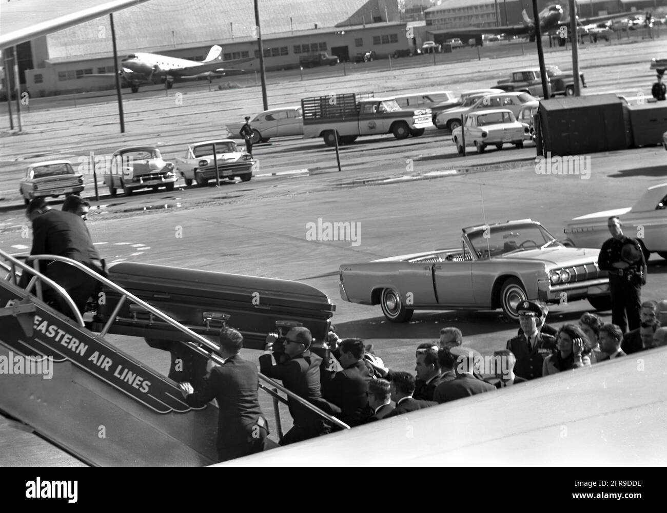 ST-527-11-63 22 novembre 1963 le dossier du Président Kennedy est chargé sur Air Force One à Love Field, Dallas. Veuillez indiquer « Cecil Stoughton ». Photos de la Maison Blanche. John F. Kennedy Presidential Library and Museum, Boston.' Banque D'Images