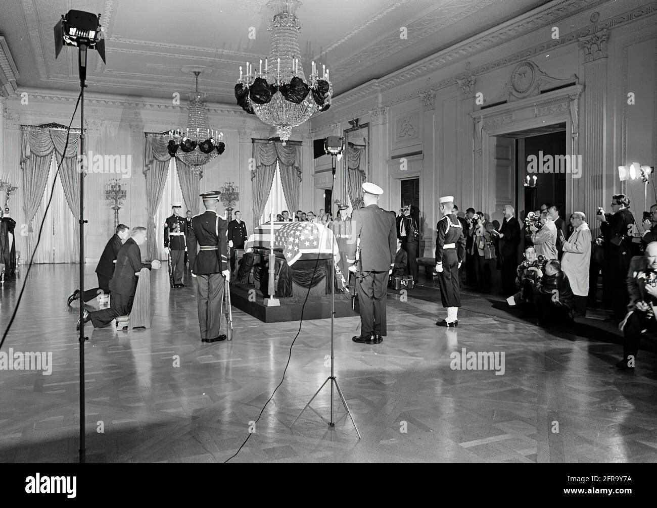 KN-30629 23 novembre 1963 funérailles d'État du Président Kennedy: Couché en repos dans la salle est de la Maison Blanche Veuillez créditer 'Robert Knudsen. Photos de la Maison Blanche. John F. Kennedy Presidential Library and Museum, Boston Banque D'Images