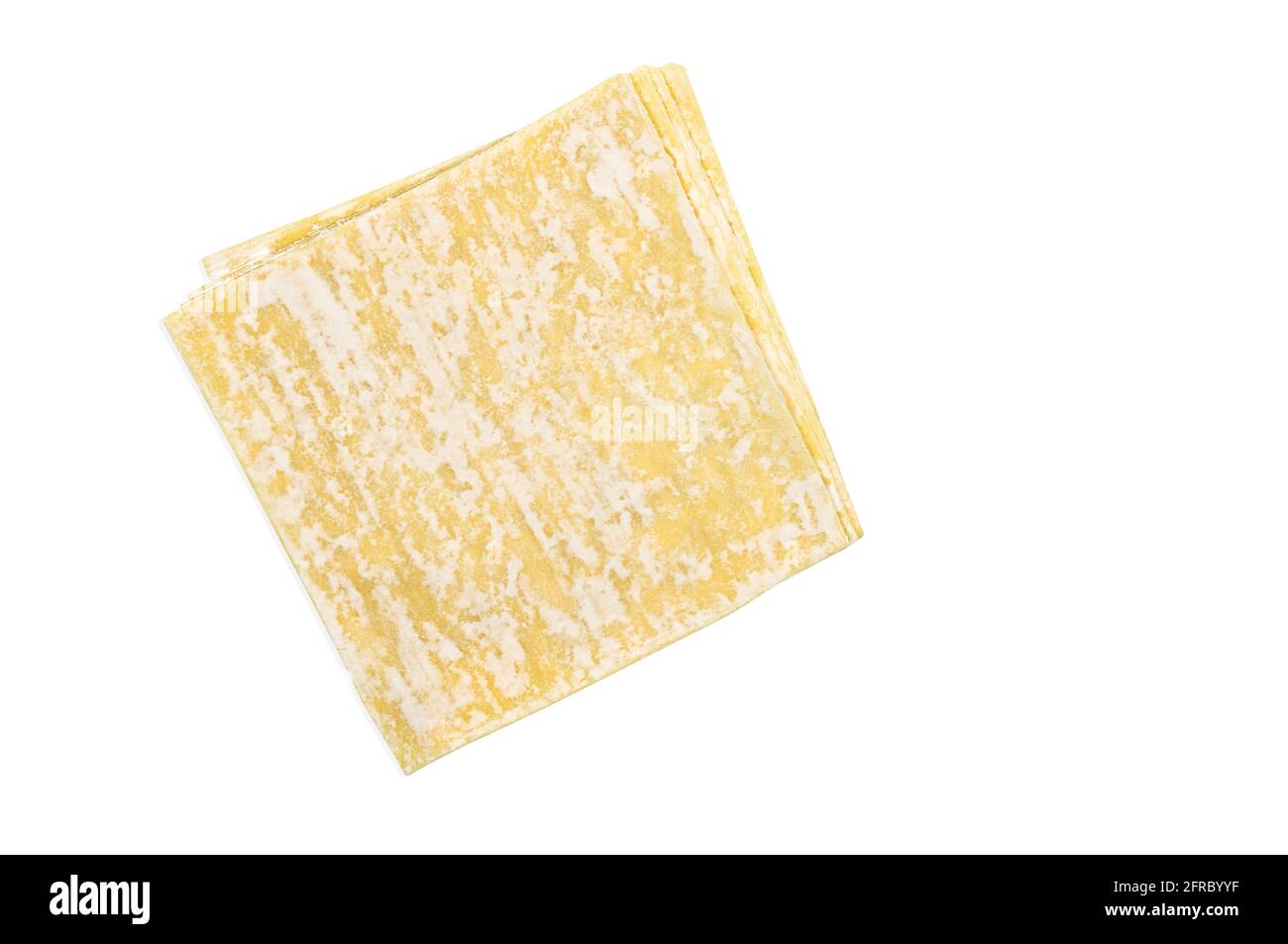 Vue de dessus pile de feuilles de Wonton ou chinoises, image avec chemin de découpe, feuilles jaunes isolées sur fond blanc. Banque D'Images