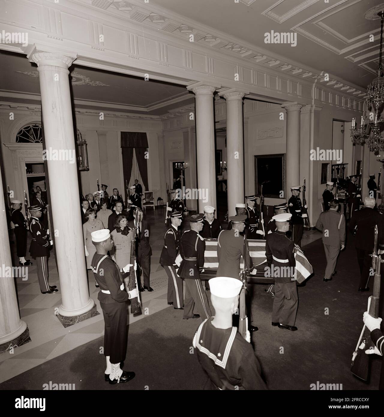 ST-C415-2-63 23 novembre 1963 funérailles d'État du président Kennedy : le corps du président Kennedy revient à la Maison Blanche Veuillez créditer « Cecil Stoughton. Photos de la Maison Blanche. John F. Kennedy Presidential Library and Museum, Boston Banque D'Images