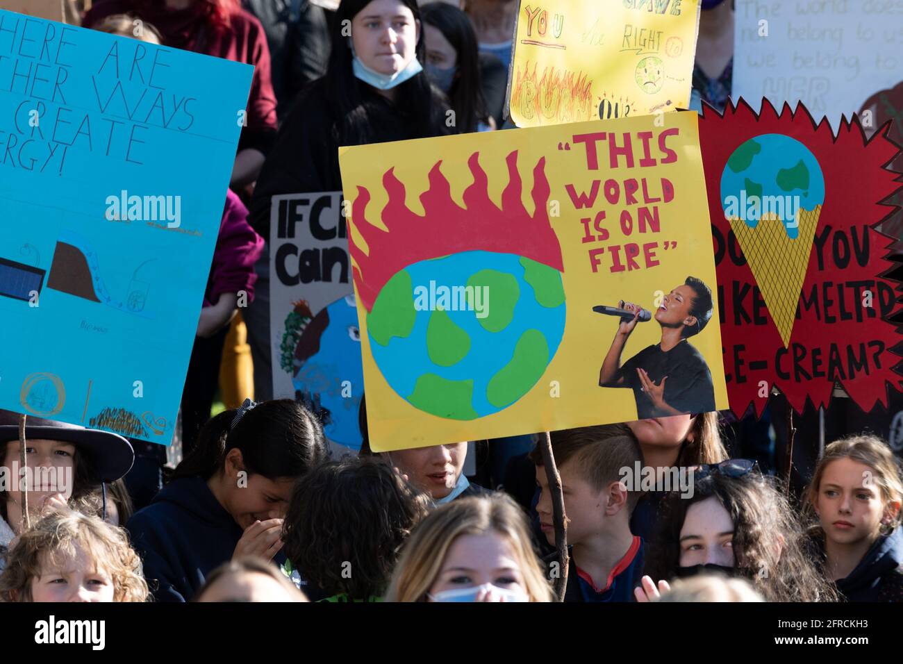 Melbourne, Australie, le 21 mai 2021, des signes de protestation lors d'un rassemblement qui a amené des milliers d'élèves et de supporters dans les rues de Melbourne à l'occasion des manifestations « Chools Strike 4 Climate » qui ont appelé les gouvernements du monde entier à agir sur le changement climatique. Crédit : Michael Currie/Alay Live News Banque D'Images