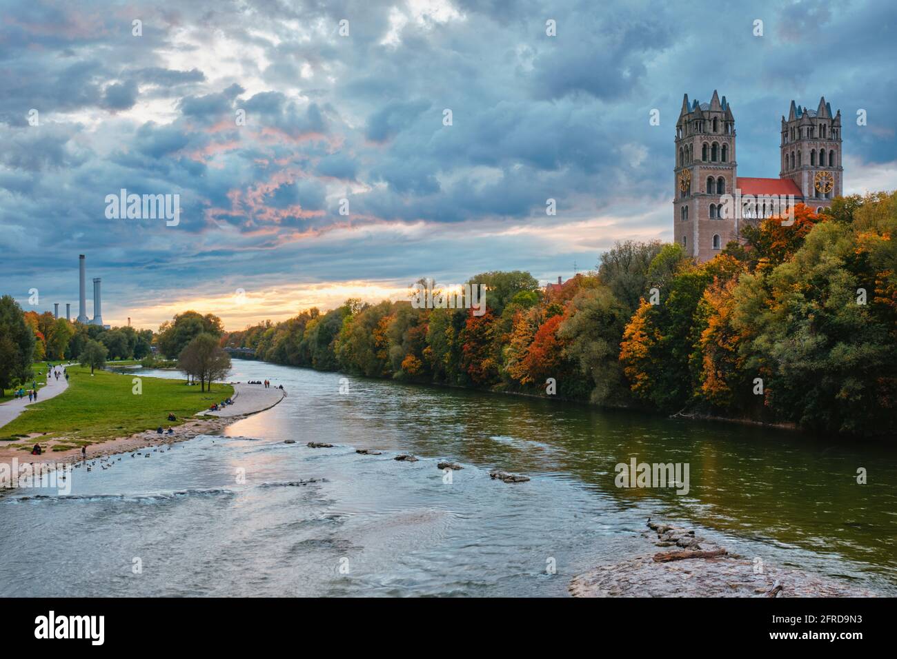 Rivière Isar, parc et église St Maximilian depuis le pont de Reichenbach. Munchen, Bavière, Allemagne. Banque D'Images