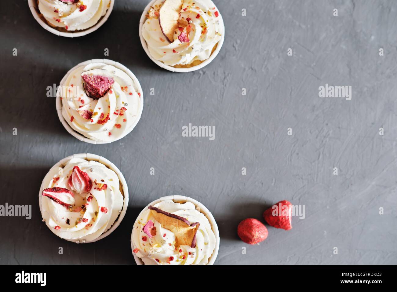 Ensemble De Petits Gateaux Au Keto Au Carb Bas Avec Glacage Bonbons A Regime Cetogene Muffins Avec Farine D Amande Et Edulcorant Garniture Au Fromage A La Creme Fraises Seches Et Pistaches Vue