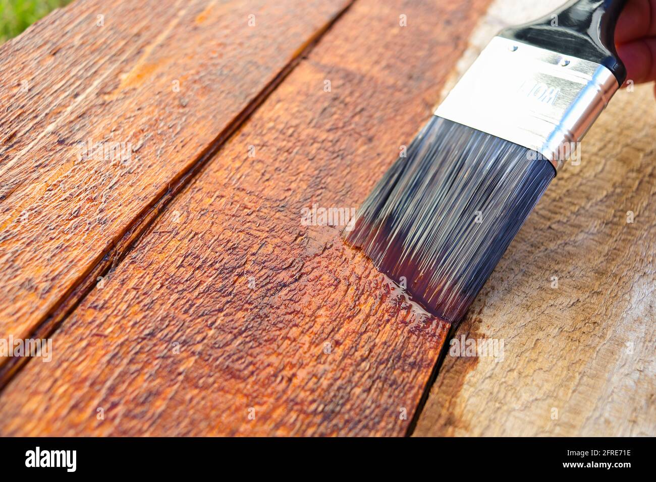 Produit d'étanchéité extérieur pour surfaces en bois application de la brosse à peinture gros plan Banque D'Images