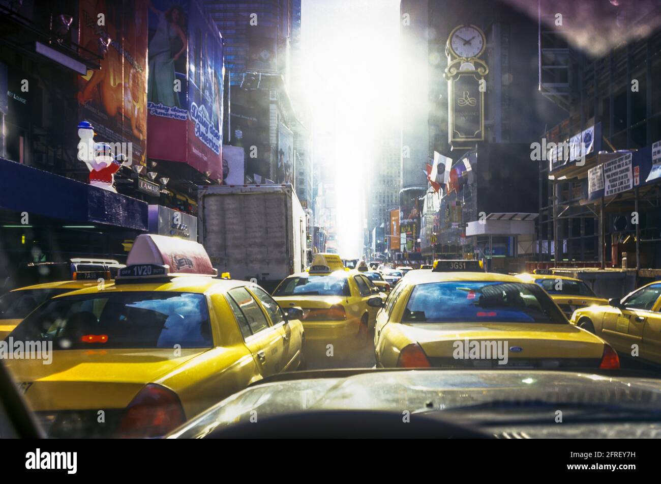 2005 TAXIS JAUNES HISTORIQUES (©FORD MOTOR CO 2000) TRAFFIC TIMES SQUARE MIDTOWN MANHATTAN NEW YORK CITY USA Banque D'Images