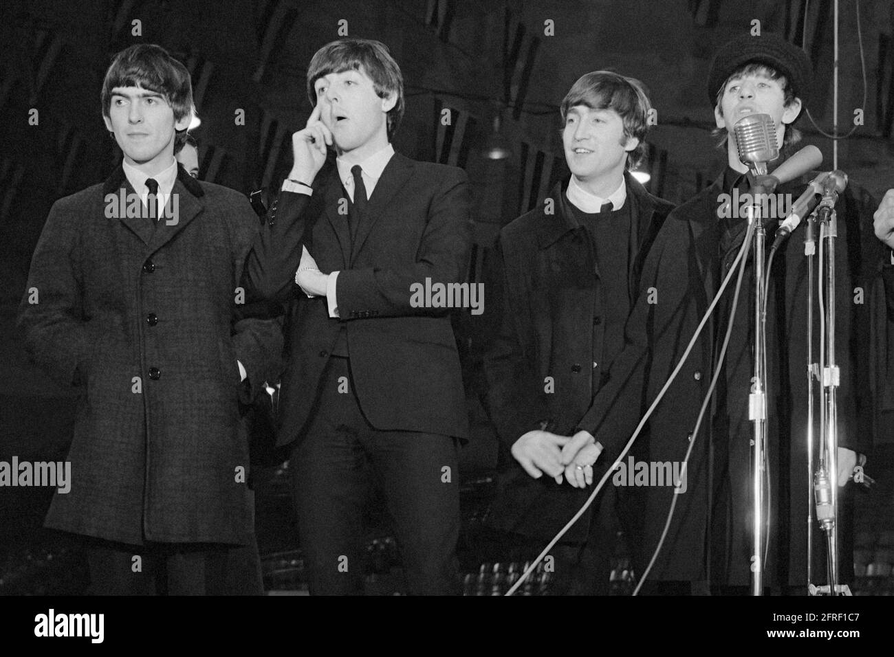 Les Beatles arrivent à une conférence de presse le 11 février 1964 avant leur premier concert en Amérique au Washington Coliseum le 11 février 1964. George Harrison, Paul McCartney, John Lennon et Ringo Starr sont photographiés de gauche à droite. (ÉTATS-UNIS) Banque D'Images