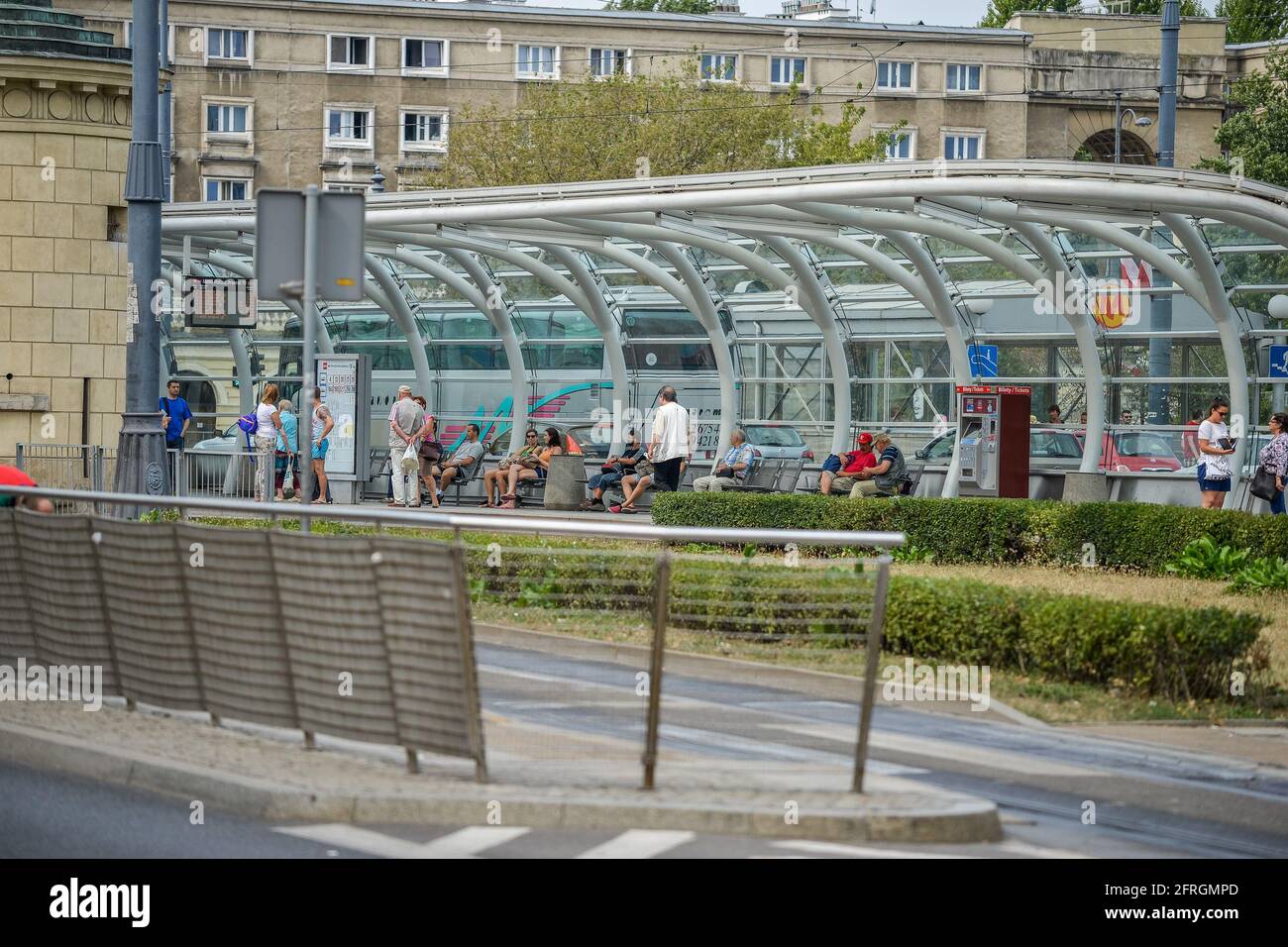 VARSOVIE. POLOGNE - août 2015 : grande station de transports en commun avec un grand nombre de personnes à proximité de la station de métro. Photo de haute qualité Banque D'Images
