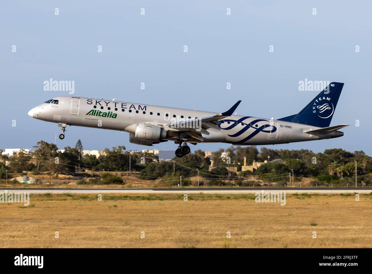 SkyTeam (Alitalia CityLiner) Embraer 190LR (ERJ-190-100LR) REG: EI-RND dans  un jeu de couleurs spécial pour l'alliance SkyTeam Photo Stock - Alamy