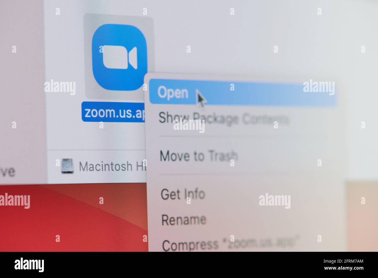 New york, États-Unis - 19 avril 2021 : cliquez et ouvrez l'application de zoom de conférence en ligne sur l'écran de l'ordinateur portable vue macro Banque D'Images