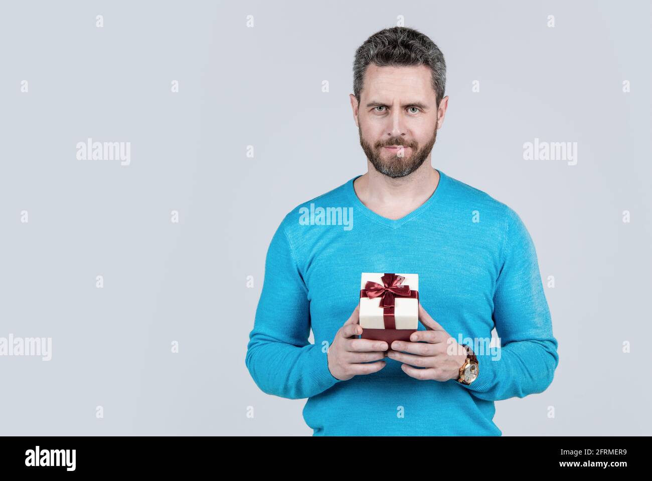 beau homme mûr avec barbe tenant boîte de cadeau, espace de copie, boîte- cadeau Photo Stock - Alamy