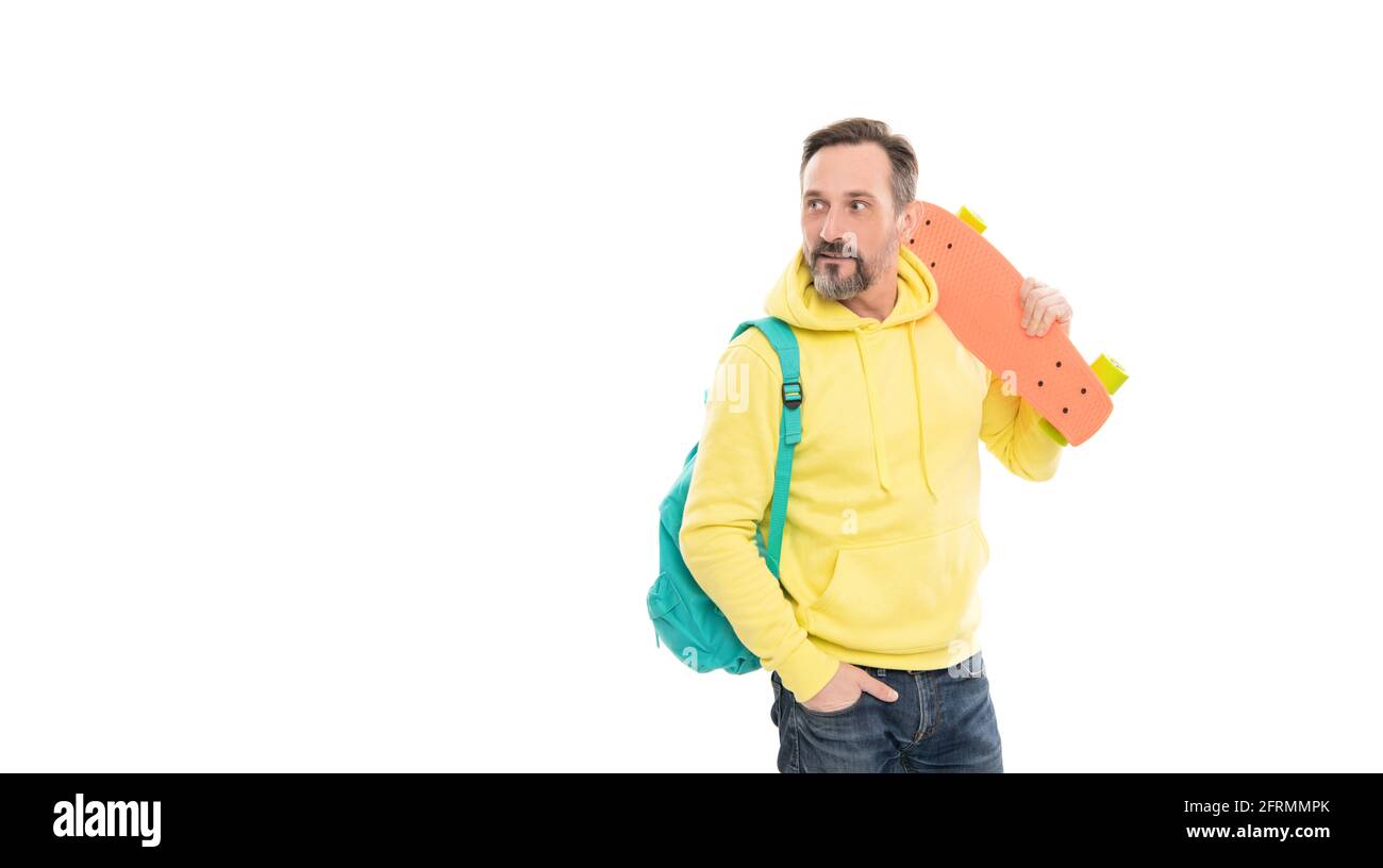 boxer homme avec barbe en sweat à capuche avec sac à dos et panneau de sou isolé sur l'espace de copie blanc, loisirs. Banque D'Images