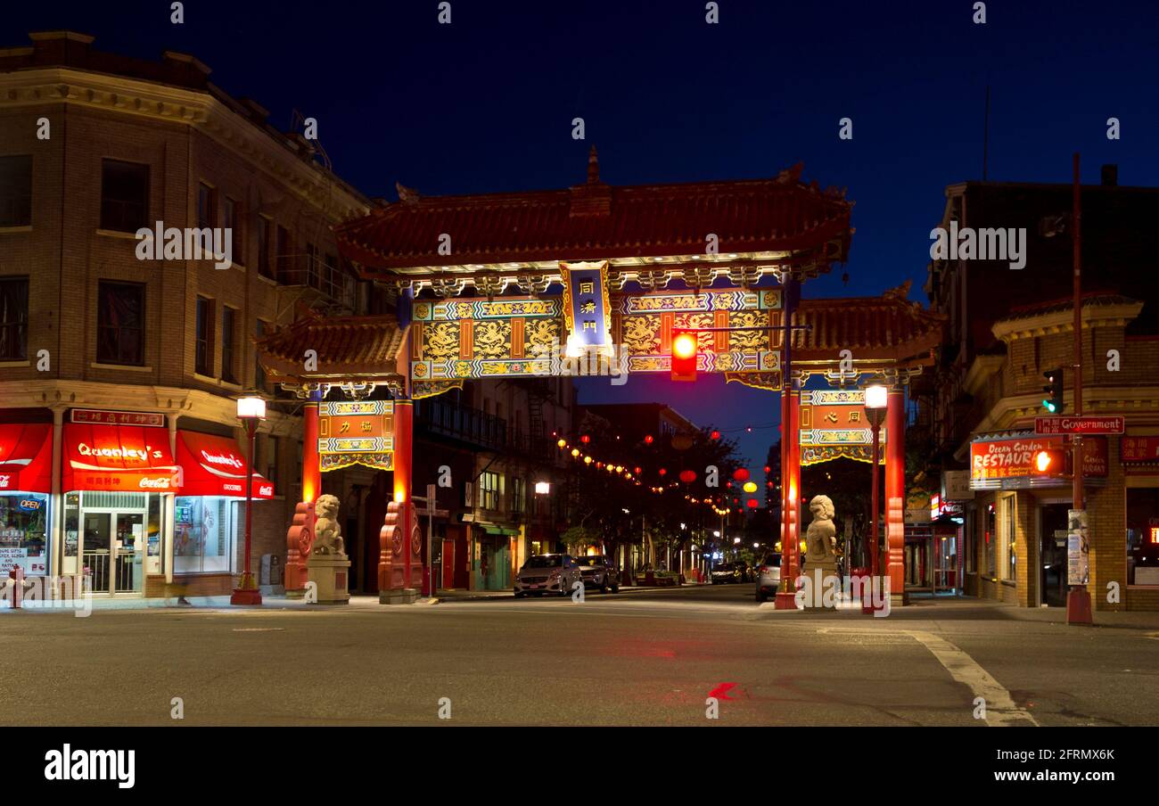 Chinatown, Victoria, Colombie-Britannique, Canada, la nuit. Portes d'intérêt harmonieux dans le centre-ville de Victoria, quartier de Chinatown. Banque D'Images