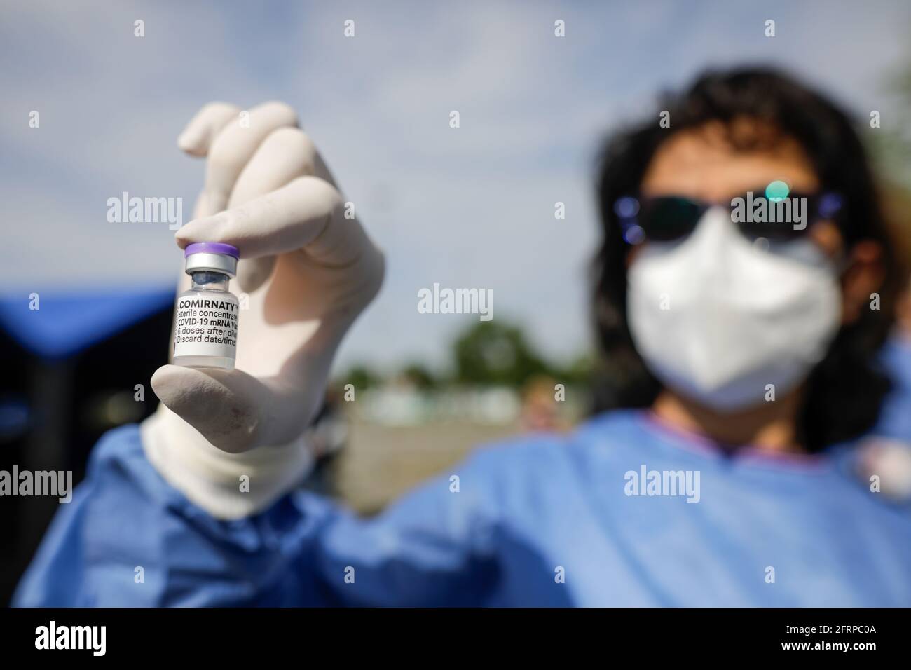 Bucarest, Roumanie - 21 mai 2021: Détails avec la main d'un travailleur médical qui détient une dose du vaccin Pfizer BioNTech Comirnaty anti Covid 19 à Banque D'Images