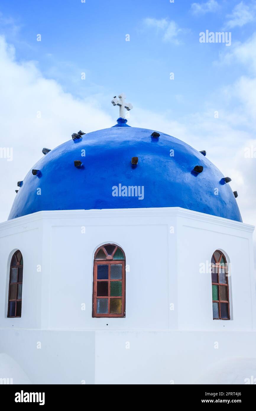 Blue Dome, haut d'un dôme d'église dans le style architectural grec traditionnel, pris sur l'île de Santorini. Banque D'Images
