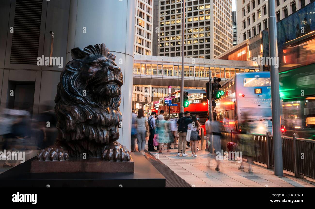 Les célèbres lions devant la banque HSBC, le quartier financier central, Hong Kong, Chine. Banque D'Images
