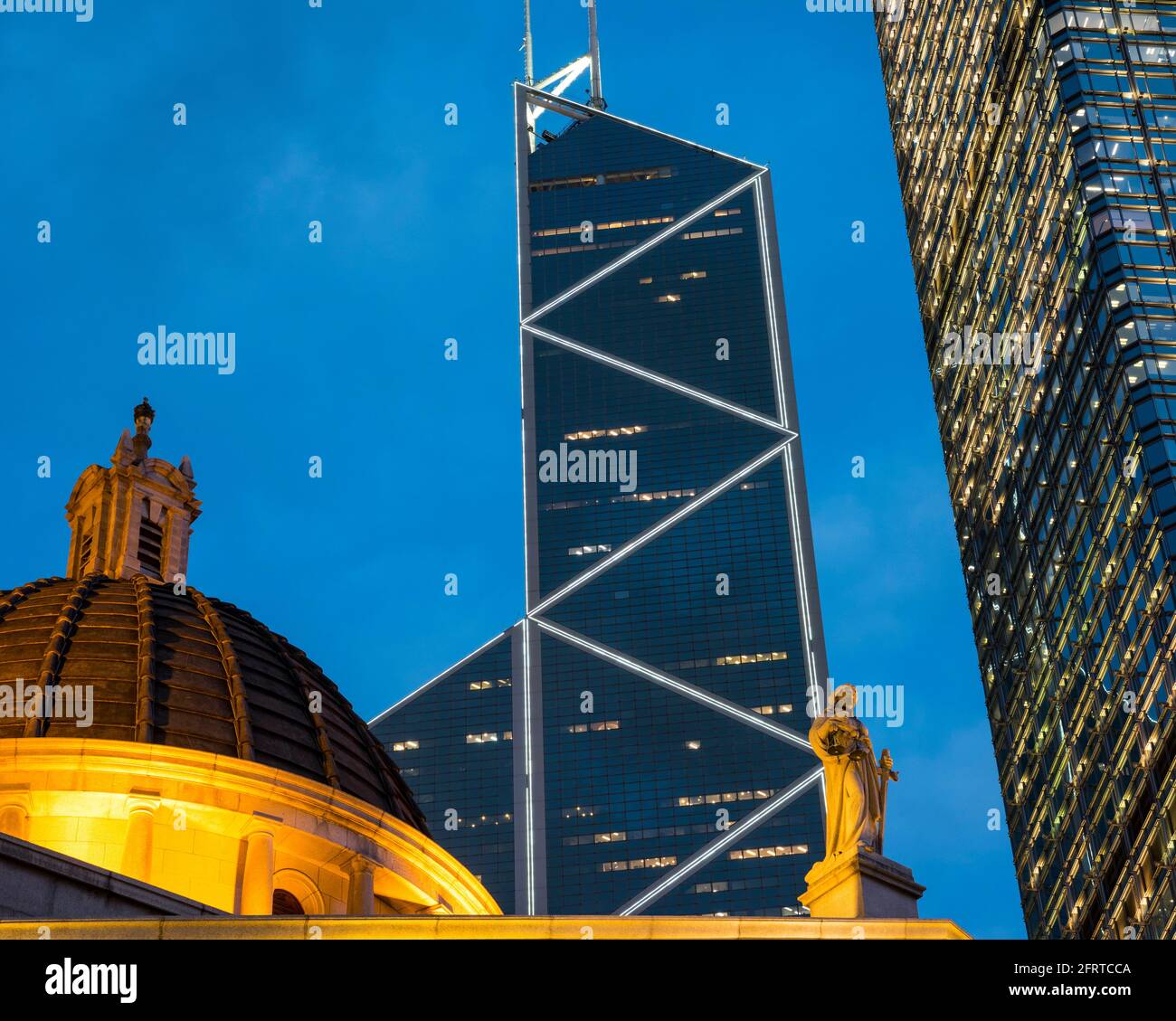 La Cour d'appel de Hong Kong, avec la Tour de la Banque de Chine en arrière-plan, Hong Kong, Chine. Banque D'Images