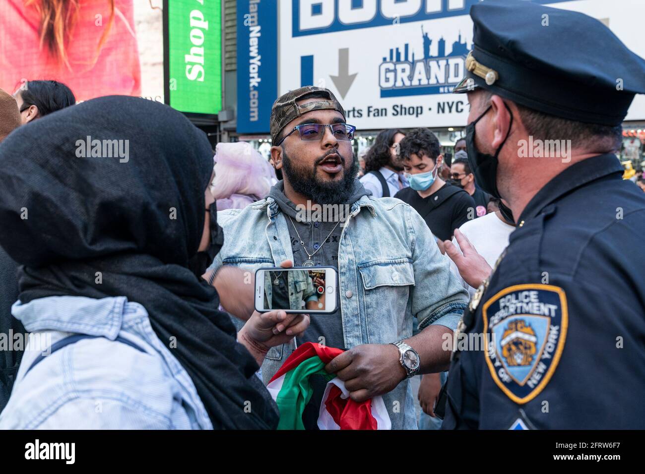 Des manifestants pro-israéliens et pro-palestiniens s'affrontent sur Times Square et dans des rues ajustées. Alors que le rassemblement a commencé pacifiquement, les manifestants des deux côtés ont rapidement commencé à se intimider les uns les autres et des combats de poing ont rapidement éclaté, ce qui a conduit à de nombreuses arrestations par la police. Quelques dizaines de manifestants ont participé des deux côtés. Le drapeau israélien a brûlé et des feux d'artifice ont été lancés à partir d'une voiture. L'affrontement entre les manifestants intervient alors qu'Israël et le Hamas ont annoncé un cessez-le-feu pour mettre fin à une guerre de 11 jours meurtrissure qui a causé une destruction généralisée dans la bande de Gaza et la mort de nombreuses personnes des deux côtés du con Banque D'Images