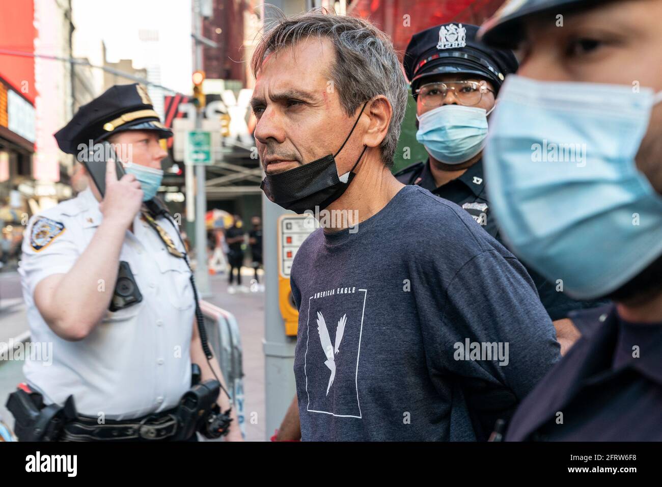 Des manifestants pro-israéliens et pro-palestiniens s'affrontent sur Times Square et dans des rues ajustées. Alors que le rassemblement a commencé pacifiquement, les manifestants des deux côtés ont rapidement commencé à se intimider les uns les autres et des combats de poing ont rapidement éclaté, ce qui a conduit à de nombreuses arrestations par la police. Quelques dizaines de manifestants ont participé des deux côtés. Le drapeau israélien a brûlé et des feux d'artifice ont été lancés à partir d'une voiture. L'affrontement entre les manifestants intervient alors qu'Israël et le Hamas ont annoncé un cessez-le-feu pour mettre fin à une guerre de 11 jours meurtrissure qui a causé une destruction généralisée dans la bande de Gaza et la mort de nombreuses personnes des deux côtés du con Banque D'Images