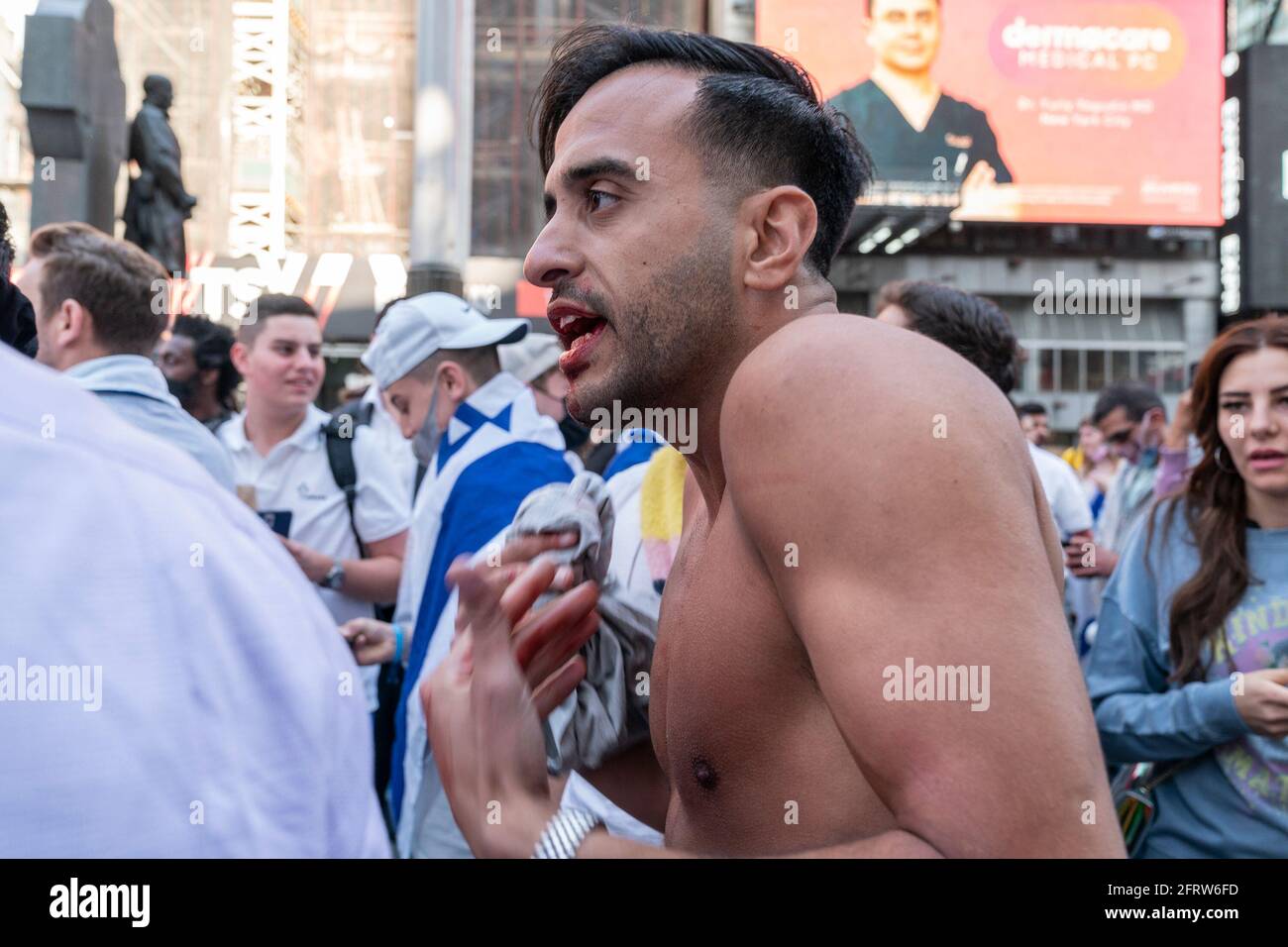 Des manifestants pro-israéliens et pro-palestiniens s'affrontent sur Times Square et dans des rues ajustées. Alors que le rassemblement a commencé pacifiquement, les manifestants des deux côtés ont rapidement commencé à se intimider les uns les autres et des combats de poing ont rapidement éclaté, ce qui a conduit à de nombreuses arrestations par la police. Quelques dizaines de manifestants ont participé des deux côtés. Le drapeau israélien a brûlé et des feux d'artifice ont été lancés à partir d'une voiture. L'affrontement entre les manifestants intervient alors qu'Israël et le Hamas ont annoncé un cessez-le-feu pour mettre fin à une guerre de 11 jours meurtrissure qui a causé une destruction généralisée dans la bande de Gaza et la mort de nombreuses personnes des deux côtés du con Banque D'Images