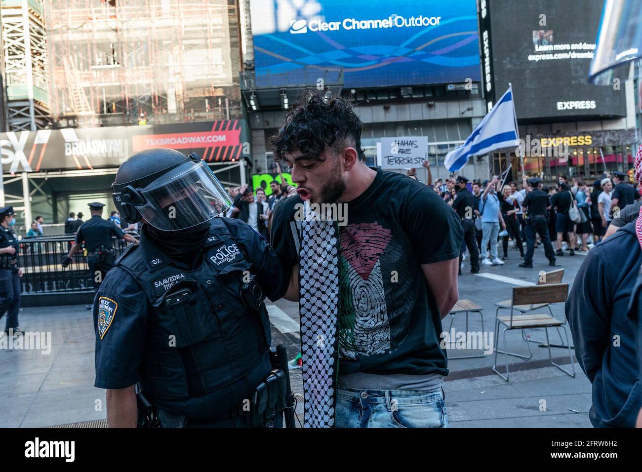 Des manifestants pro-israéliens et pro-palestiniens s'affrontent sur Times Square et dans des rues ajustées. Alors que le rassemblement a commencé pacifiquement, les manifestants des deux côtés ont rapidement commencé à se intimider les uns les autres et des combats de poing ont rapidement éclaté, ce qui a conduit à de nombreuses arrestations par la police. Quelques dizaines de manifestants ont participé des deux côtés. Le drapeau israélien a brûlé et des feux d'artifice ont été lancés à partir d'une voiture. L'affrontement entre les manifestants intervient alors qu'Israël et le Hamas ont annoncé un cessez-le-feu pour mettre fin à une guerre de 11 jours meurtrissure qui a causé une destruction généralisée dans la bande de Gaza et la mort de nombreuses personnes des deux côtés du con Banque D'Images