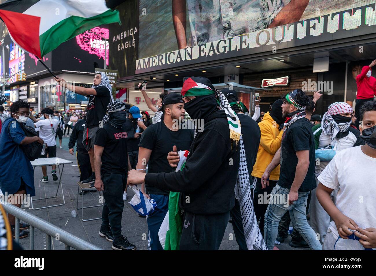 Des manifestants pro-israéliens et pro-palestiniens s'affrontent sur Times Square et dans des rues ajustées. Alors que le rassemblement a commencé pacifiquement, les manifestants des deux côtés ont rapidement commencé à se intimider les uns les autres et des combats de poing ont rapidement éclaté, ce qui a conduit à de nombreuses arrestations par la police. Quelques dizaines de manifestants ont participé des deux côtés. Le drapeau israélien a brûlé et des feux d'artifice ont été lancés à partir d'une voiture. L'affrontement entre les manifestants intervient alors qu'Israël et le Hamas ont annoncé un cessez-le-feu pour mettre fin à une guerre de 11 jours meurtrissure qui a causé une destruction généralisée dans la bande de Gaza et la mort de nombreuses personnes des deux côtés du con Banque D'Images