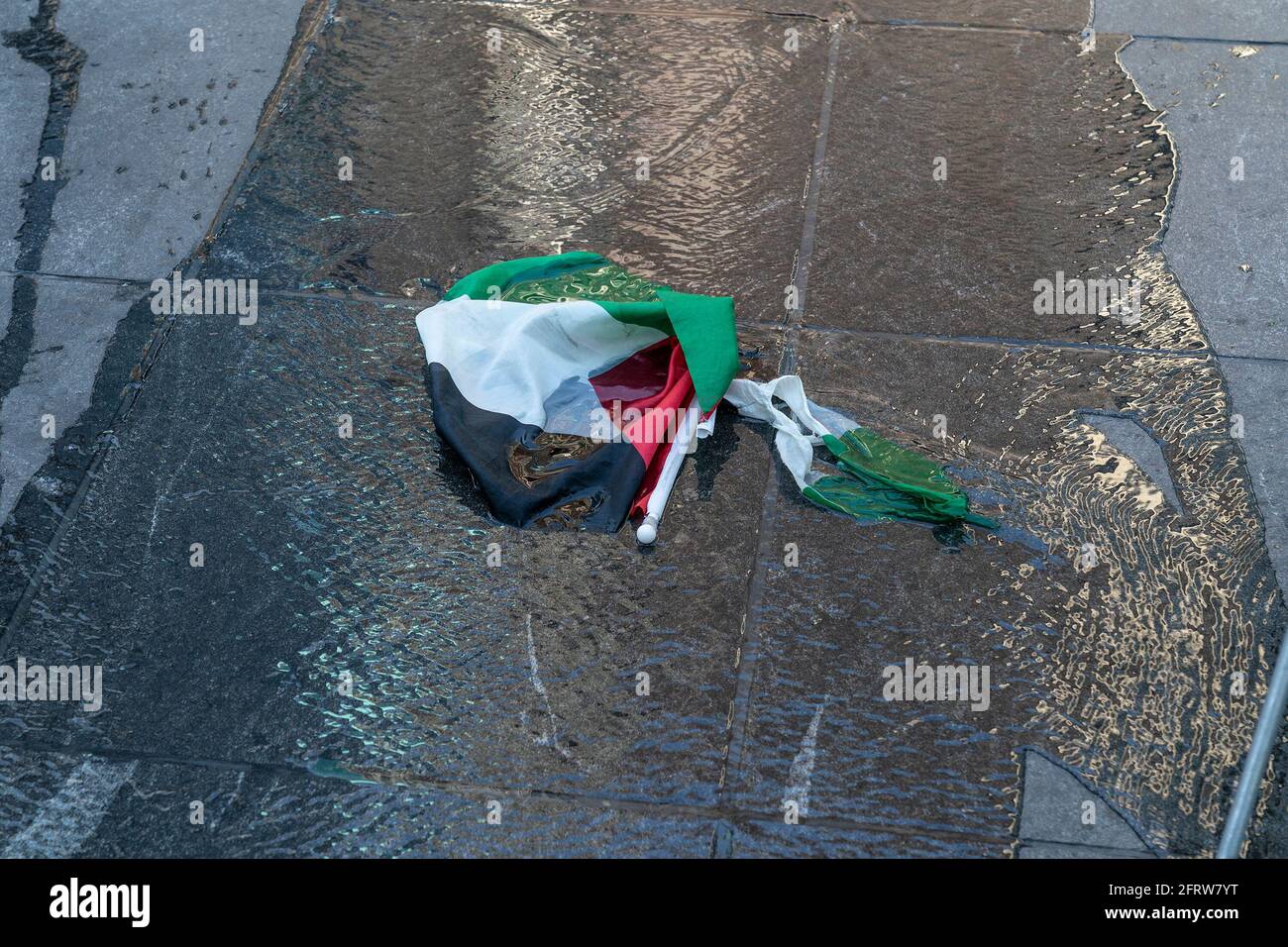 Des manifestants pro-israéliens et pro-palestiniens s'affrontent sur Times Square et dans des rues ajustées. Alors que le rassemblement a commencé pacifiquement, les manifestants des deux côtés ont rapidement commencé à se intimider les uns les autres et des combats de poing ont rapidement éclaté, ce qui a conduit à de nombreuses arrestations par la police. Quelques dizaines de manifestants ont participé des deux côtés. Le drapeau israélien a brûlé et des feux d'artifice ont été lancés à partir d'une voiture. L'affrontement entre les manifestants intervient alors qu'Israël et le Hamas ont annoncé un cessez-le-feu pour mettre fin à une guerre de 11 jours meurtrissure qui a causé une destruction généralisée dans la bande de Gaza et la mort de nombreuses personnes des deux côtés du con Banque D'Images