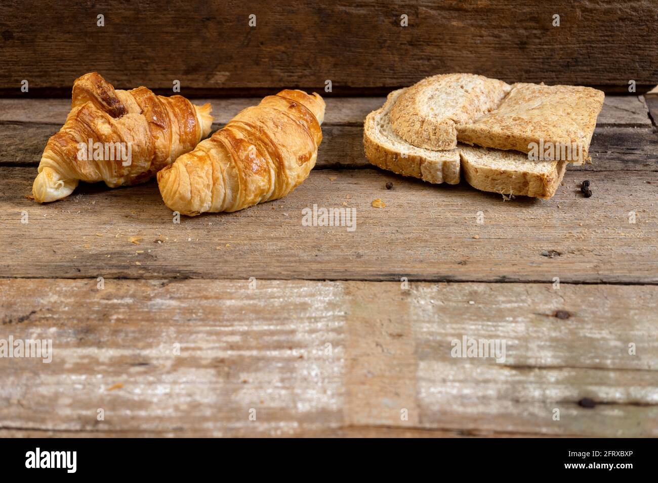 Boulangerie française fraîchement cuite sur table en bois de teck avec copier l'espace Banque D'Images