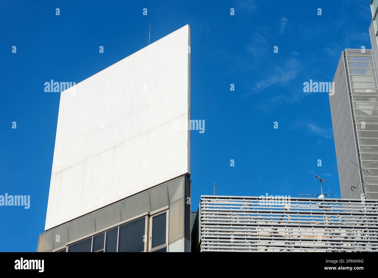 Panneau blanc vierge sur le dessus du bâtiment à Kyoto Japon, plus d'espace de copie pour mot. Banque D'Images