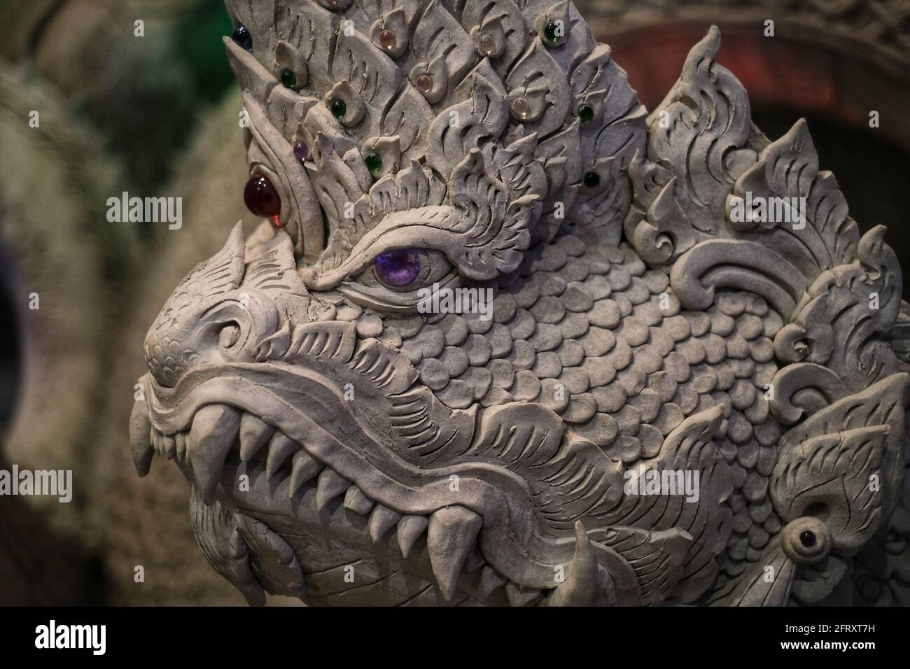 Nakorn Nayok, Thaïlande, 04 13 2021: Une photo en gros plan d'une créature mythique thaïlandaise appelée "naka" ou d'un serpent géant fait de sculpture en béton Banque D'Images