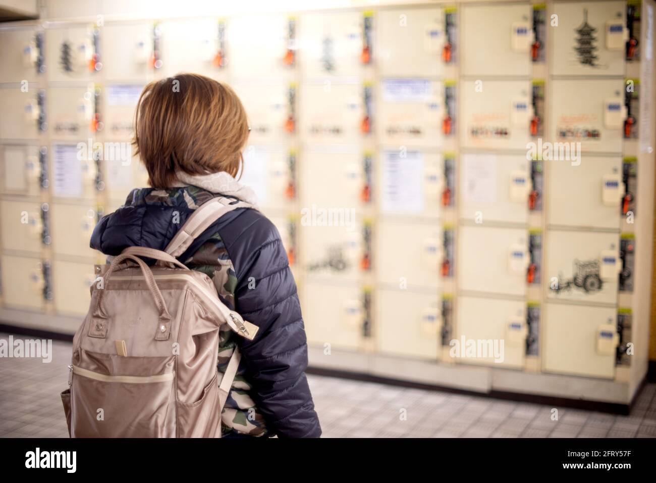 Image floue dans la gare au Japon, casier pour garder le sac à bagages pour  les gens Photo Stock - Alamy